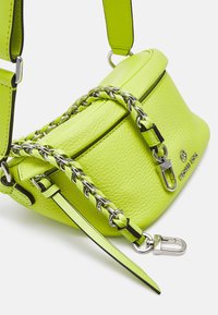 Neon grøn pebret læder crossbody taske med sølv kædestsropp og metalspænde, samt Michael Kors logo på forsiden.