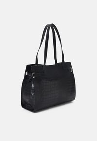 Svart krokodilprytt läder tote-väska med dubbla handtag, strukturerad form, slät yta och silverfärgade detaljer.