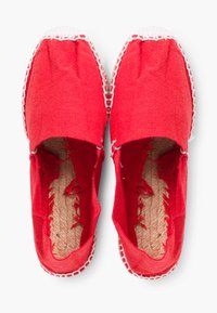 Espadrilles en toile rouge avec un bout rond, couture blanche le long du bord et semelles en jute. Présente des coutures visibles et un design de dos ouvert.