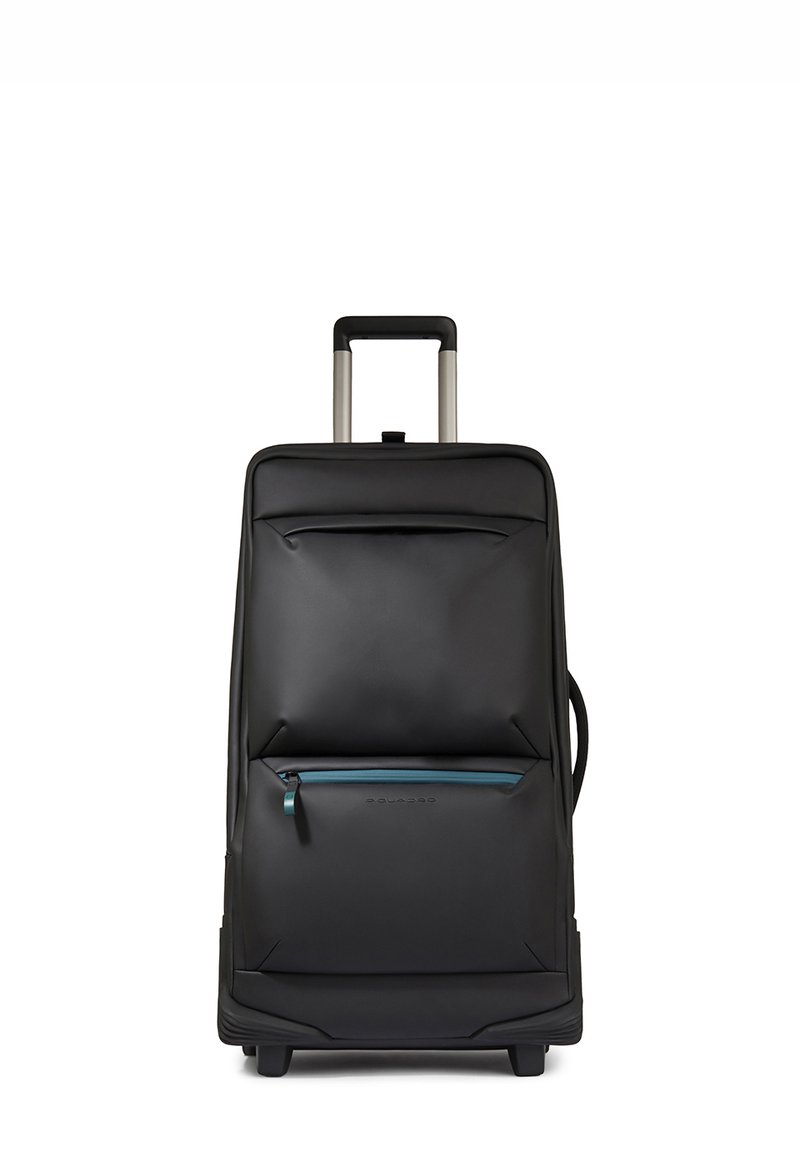 Maleta negra con ruedas y superficie texturizada, un bolsillo frontal con cremallera y acento en color verde azulado, y un mango metálico retráctil.