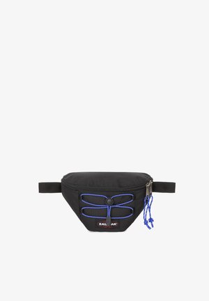 Bolso de cintura negro de tela con cierre con cremallera, detalles en cordón azul en la parte frontal y una correa lateral para facilitar su transporte. Logotipo mostrado de manera prominente.