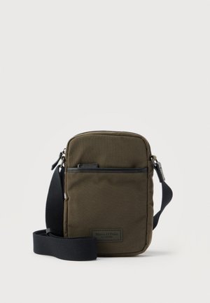 Sac bandoulière compact vert olive avec sangle noire réglable, poche zippée à l'avant et étiquette Marc O'Polo sur fond uni.