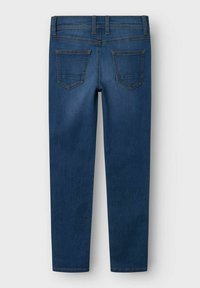 Jeans de mezclilla azul oscuro con una textura suave, que cuentan con una cintura de altura media, piernas rectas y dos bolsillos traseros con detalles bordados.