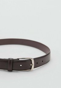 Cinturón de cuero marrón con una hebilla de metal plateado, textura suave, diseñado con múltiples agujeros para ajustabilidad, estilo minimalista.