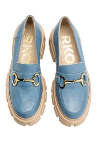 Niebieskie skórzane mokasyny z masywną beżową podeszwą, z złotym zapięciem z przodu i teksturowaną powierzchnią. Błyszczące wykończenie wewnętrzne.
