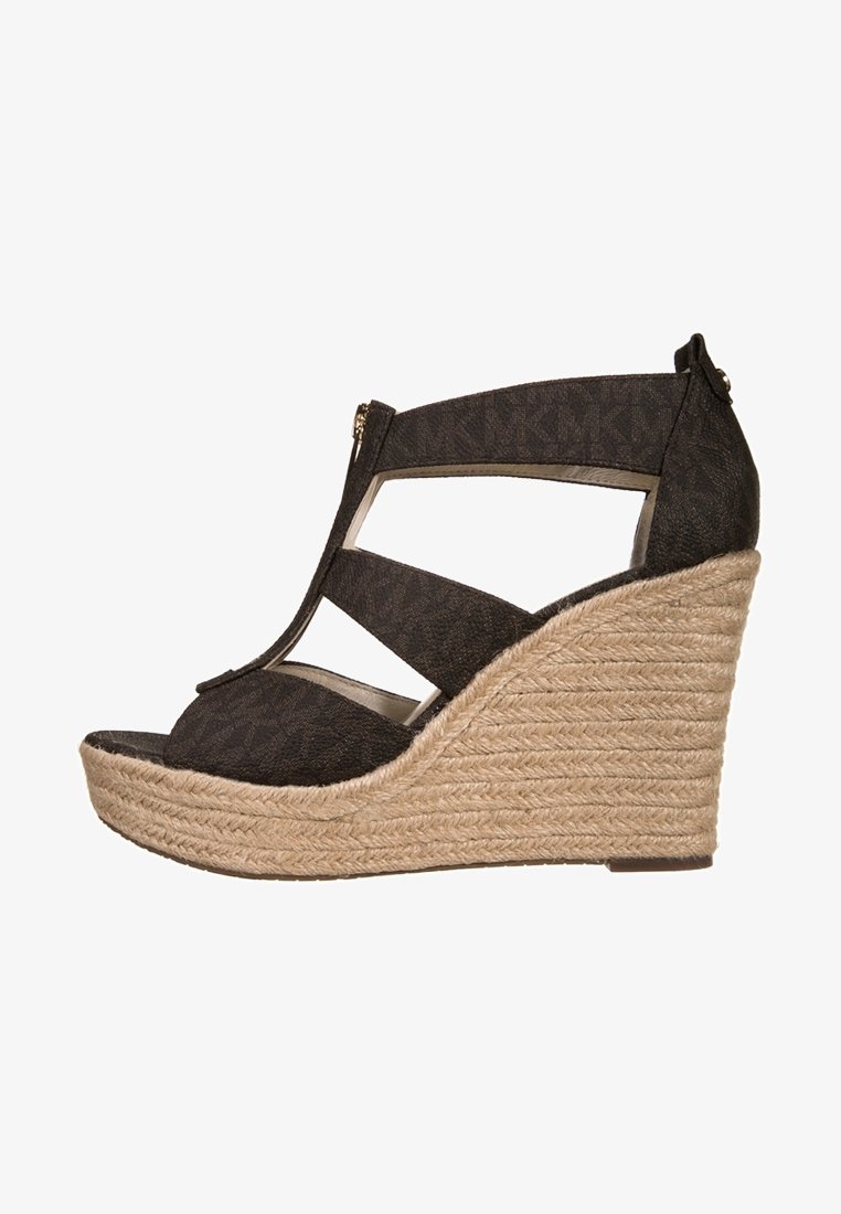 Sandale compensée noire avec talon plateforme en jute tressé, bout ouvert, design à bride en T, et fermeture éclair sur la partie supérieure.