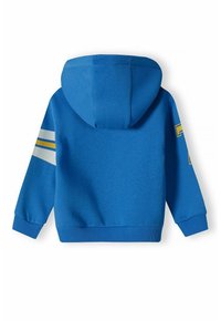 Blå hoodie i mjukt material, med en stor huva, ribbade ärmslut och två vita och gula ränder på ärmarna.