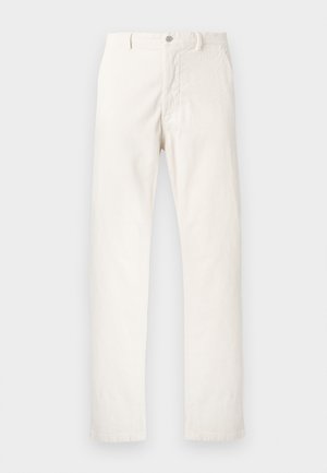 Pantaloni in velluto a coste bianchi con design a gamba dritta, dotati di chiusura frontale con bottoni, tasche laterali e tessuto testurizzato.