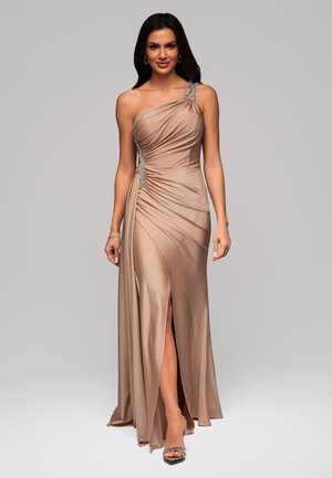 Ein ärmelloses Kleid aus weichem beigefarbenem Stoff mit drapiertem Design und perlengeschmücktem Akzent. Es hat einen hohen Schlitz bis zur Oberschenkelhöhe und eine fließende Silhouette.