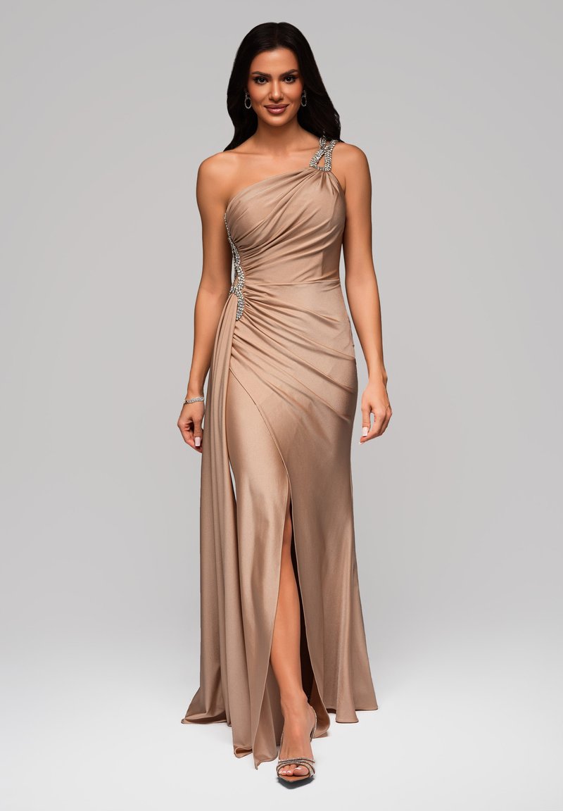 Abito a spalla unica in morbido tessuto beige con design drappeggiato e accenti di perline. Presenta uno spacco alto fino alla coscia e una silhouette fluida.
