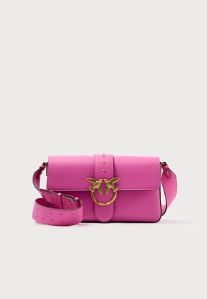 Bolsa de ombro em pele rosa com um destaque dourado com dois pássaros, aba dobrável, detalhes em tachas e uma alça ajustável combinante.