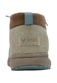 Stivaletto alla caviglia marrone e beige con dettagli testurizzati, linguetta con accento blu e etichetta con logo. Materiale in suede copre il tallone e i lati.