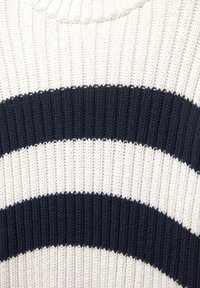 Witte gebreide stof met dikke horizontale marineblauwe strepen en een ribbelstructuur.