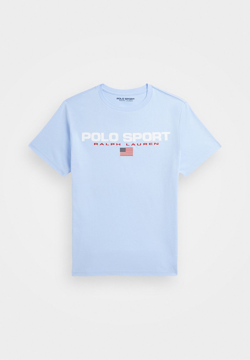 Svetlobluz t-shirt iz bombaža z belim napisom "POLO SPORT" in "RALPH LAUREN", z majhno ameriško zastavo v rdeči barvi pod napisom.