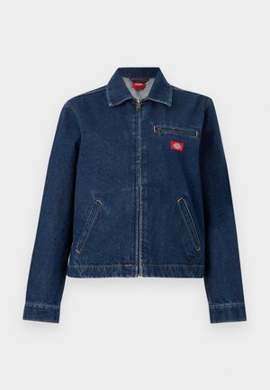 Mørkeblå denimjakke med lynlås foran, to nederste lommer, én lynlåslomme på brystet og et lille rødt mærkelogo på brystet.