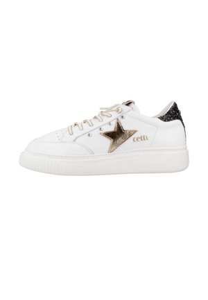 Zapatilla blanca de cuero con un acento de estrella dorada metálica, cordones beige y un talón texturizado negro. Cuenta con una suela blanca gruesa.