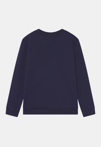 Felpa blu navy realizzata in tessuto morbido, con maniche lunghe, scollo rotondo e una vestibilità comoda, con polsini e orlo a coste.