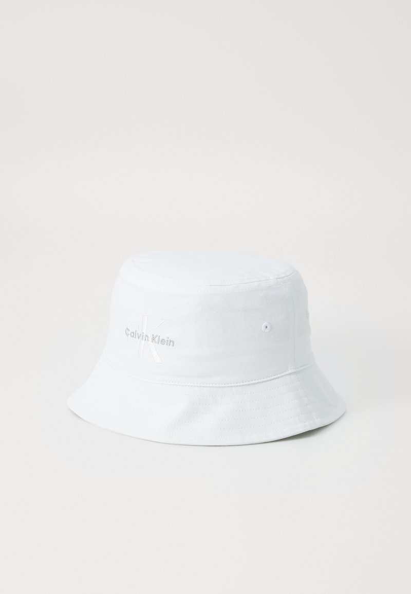 Biely klobúk z bavlny s hladkým povrchom a jemne vyšitým logom Calvin Klein na boku. Obdĺžniková koruna, široký okraj.