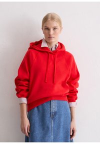 Rode hoodie met een relaxte pasvorm, voorzien van trekkoordjes, geribde manchetten en een gelaagde gestreepte kraag onder een denim rok.