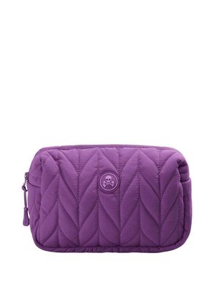 Bolsa de tela acolchada morada con cremallera y un emblema circular que muestra una calavera y huesos cruzados en el centro del frente.