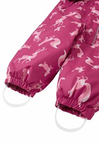 Ροζ αδιάβροχο κοστούμι χιονιού με σχέδιο λευκών ζωών του δάσους, με ελαστικά μανίκια και δύο λευκούς βρόχους για εύκολη φορεσιά ή προσαρμογή.