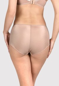 Beżowe majtki z wysokim stanem o gładkiej, błyszczącej fakturze, z subtelnym haftem i bezszwowym wykończeniem dla komfortu i minimalnej widoczności.