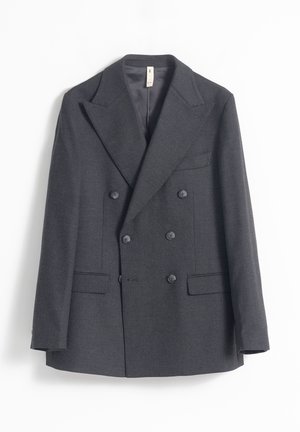 Blazer de doble botonadura de color gris oscuro, hecho de una tela texturizada. Presenta grandes solapas, tres bolsillos frontales y seis botones a juego.