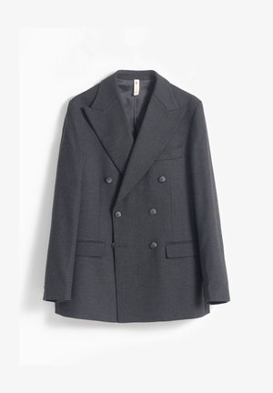 Blazer de doble botonadura de color gris oscuro, hecho de una tela texturizada. Presenta grandes solapas, tres bolsillos frontales y seis botones a juego.
