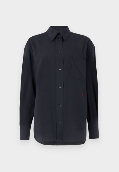 Camisa preta de manga longa, com botões, e um bolso no peito, com detalhes em vermelho. Feita de um tecido suave, com um colarinho clássico e fecho de botão.