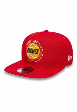 Rote Houston Rockets Snapback-Kappe mit gelbem Basketball-Logo und flachem Schirm, nach links geneigt auf weißem Hintergrund.
