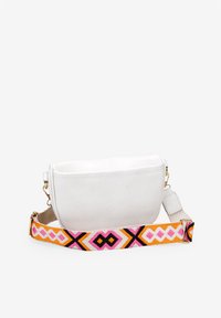 Bolso cruzado de cuero blanco con una correa tejida colorida que presenta patrones geométricos en rosa, naranja y negro. Acentos de hardware dorado.