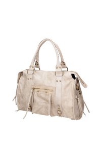 Sac à main en cuir beige clair avec anses tressées, clous métalliques, poche frontale zippée et pompons latéraux. Présente un design souple et une large ouverture.