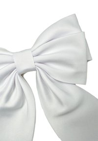Weißer Satinbogen mit mehreren Schlaufen, der einen mittigen Knoten aufweist. Glatte Textur und fließende Enden, die vom Knoten abgehen und ein elegantes Erscheinungsbild erzeugen.