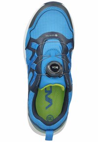 Scarpa da ginnastica blu con upper in rete, dettagli in marinara e sistema di allacciatura BOA. Sottopiede verde e suola bianca. Design leggero e flessibile.