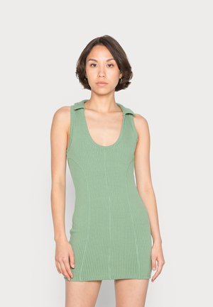 Vestido verde com nervuras, decote em forma de U e alças, design ajustado, textura suave e comprimento acima do joelho.