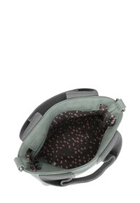 Bolso de mano verde y gris con un exterior de textura suave, que presenta un interior con patrón de lunares. Diseño estructurado con dos asas.