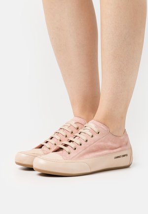 Sneaker rosa chiaro in suede con punta in pelle liscia, lacci rotondi e occhielli metallici; presenta il marchio "CANDICE COOPER" sul lato.