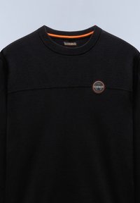 Zwart sweatshirt met gestructureerd bovenstuk, geribde hals en een circulair logo met oranje accenten. Eenvoudig, modern ontwerp.