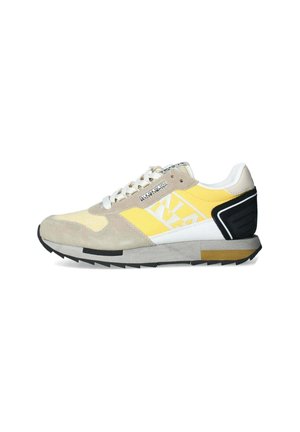 Scarpa sportiva da uomo con tomaia in suede beige e gialla, dettagli bianchi e neri, chiusura con lacci e suola in gomma testurizzata.