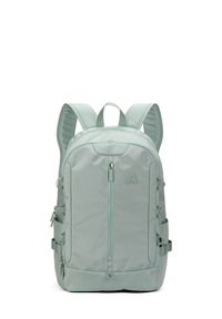 Sac à dos vert clair en tissu durable, avec une poche zippée à l'avant, des poches latérales en mesh, des bretelles réglables et une poignée supérieure.