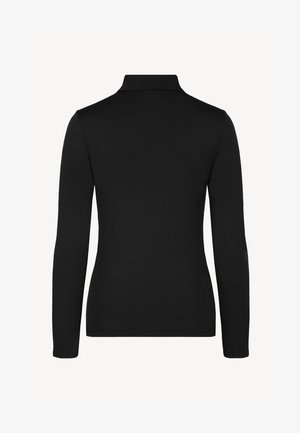 Czarna koszulka polo z długim rękawem, z prostym dołem i klasycznym kołnierzykiem. Gładka tekstura bez widocznych wzorów czy akcentów na plecach.