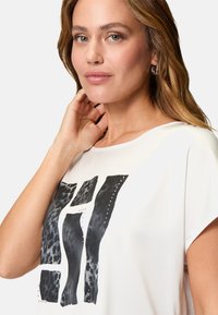 zero MIT GLITZERSTEINEN - Print T-shirt - patch creamgrey