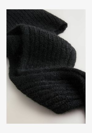 Černý pletený šátek s texturovaným žebrovým vzorem, vyrobený z měkkého a chlupatého materiálu s prodlouženým tvarem pro větší teplo.