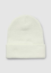 Gładka, biała, dziana czapka beanie z podwiniętym brzegiem, wyłożona na jasnoszarym tle.