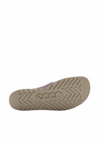 Semelle de chaussure en caoutchouc beige avec motif sur la bande de roulement et logo « ecco » embossé au centre, inclinée pour montrer la vue complète du dessous.