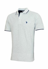 Světle šedé polo tričko vyrobené z bavlny, s dvouknoflíkovým zapínáním, námořnickými akcenty na límci a rukávech a malou nášivkou na hrudi.