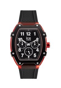 Reloj negro y rojo con caja rectangular, correa de goma, grandes números blancos y tres subdiales en una esfera negra. Acentos plateados y corona roja.