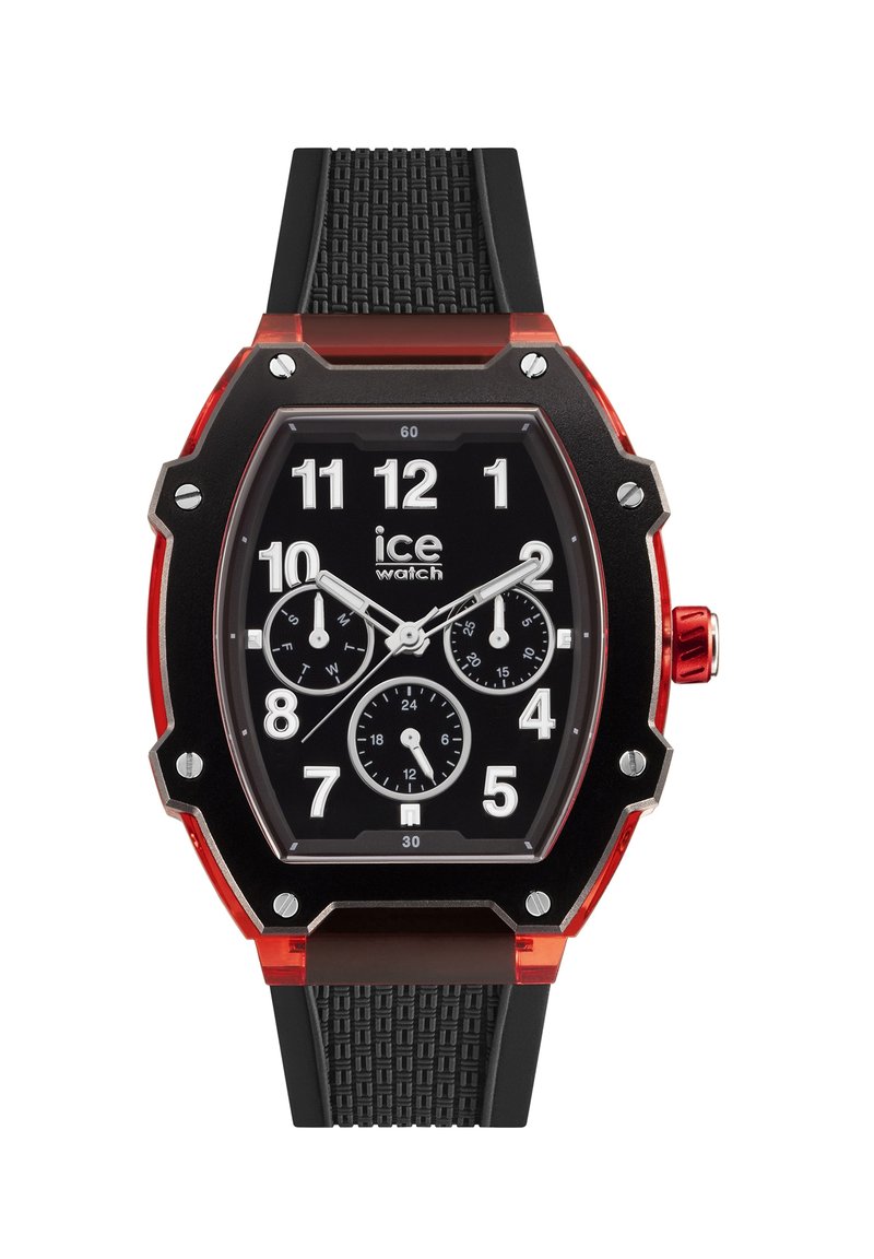 Reloj negro y rojo con caja rectangular, correa de goma, grandes números blancos y tres subdiales en una esfera negra. Acentos plateados y corona roja.