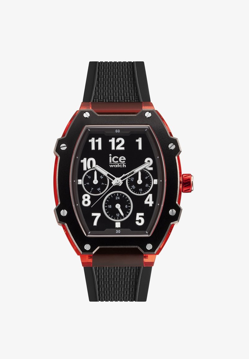 Reloj negro y rojo con caja rectangular, correa de goma, grandes números blancos y tres subdiales en una esfera negra. Acentos plateados y corona roja.