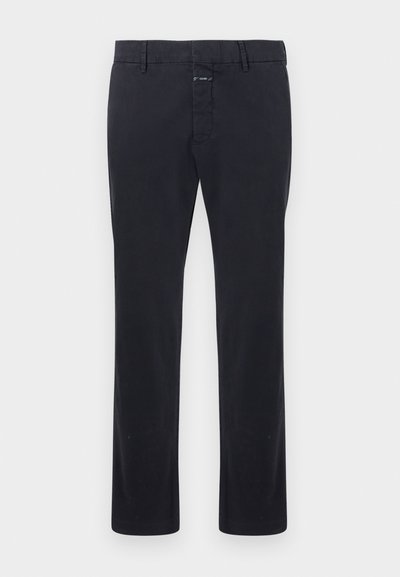 Pantalon droit noir pour homme avec passants de ceinture et fermeture avant par bouton sur un fond clair.